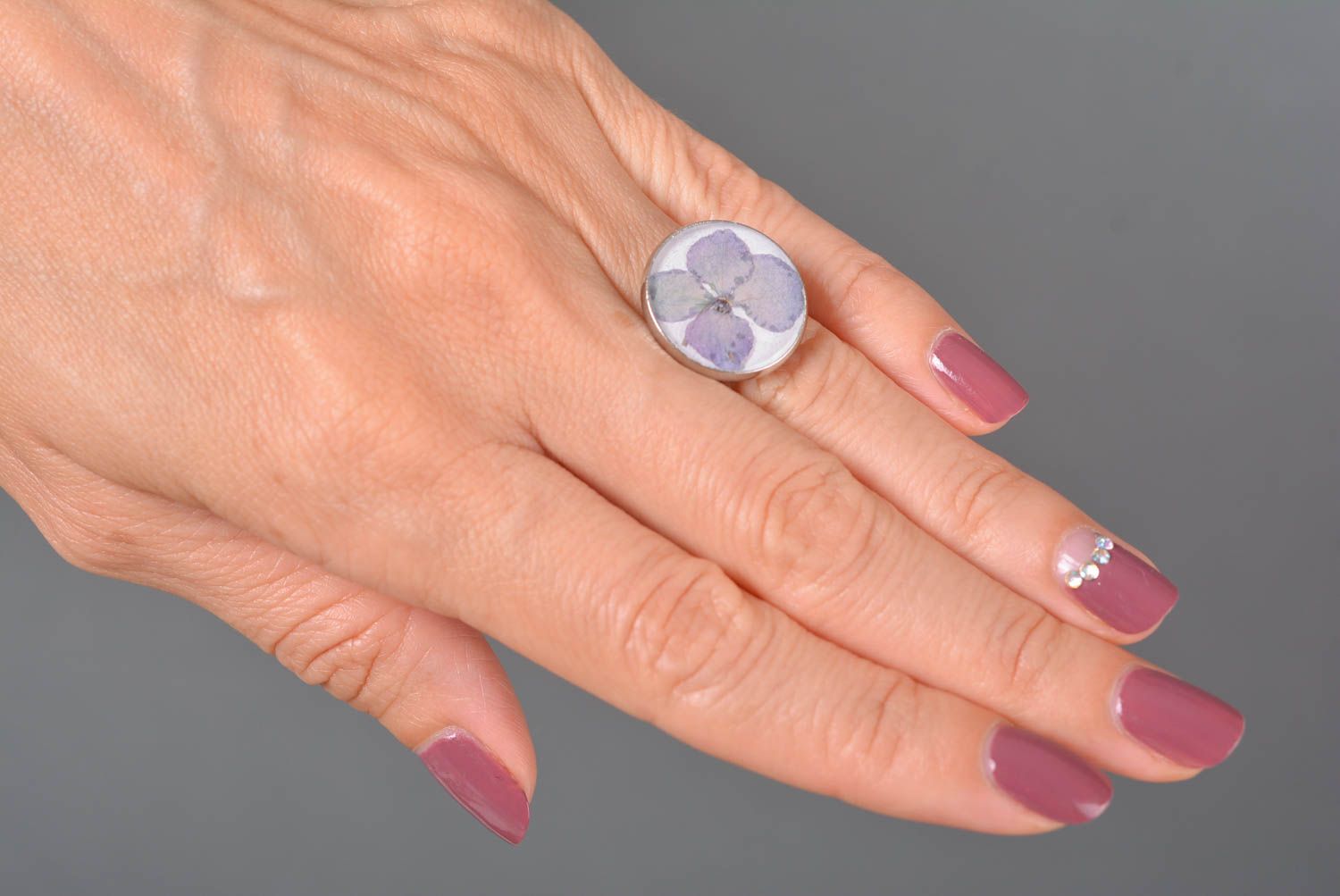 Handmade Ring mit Blume Epoxidharz Schmuck Accessoire für Frauen rund groß foto 3