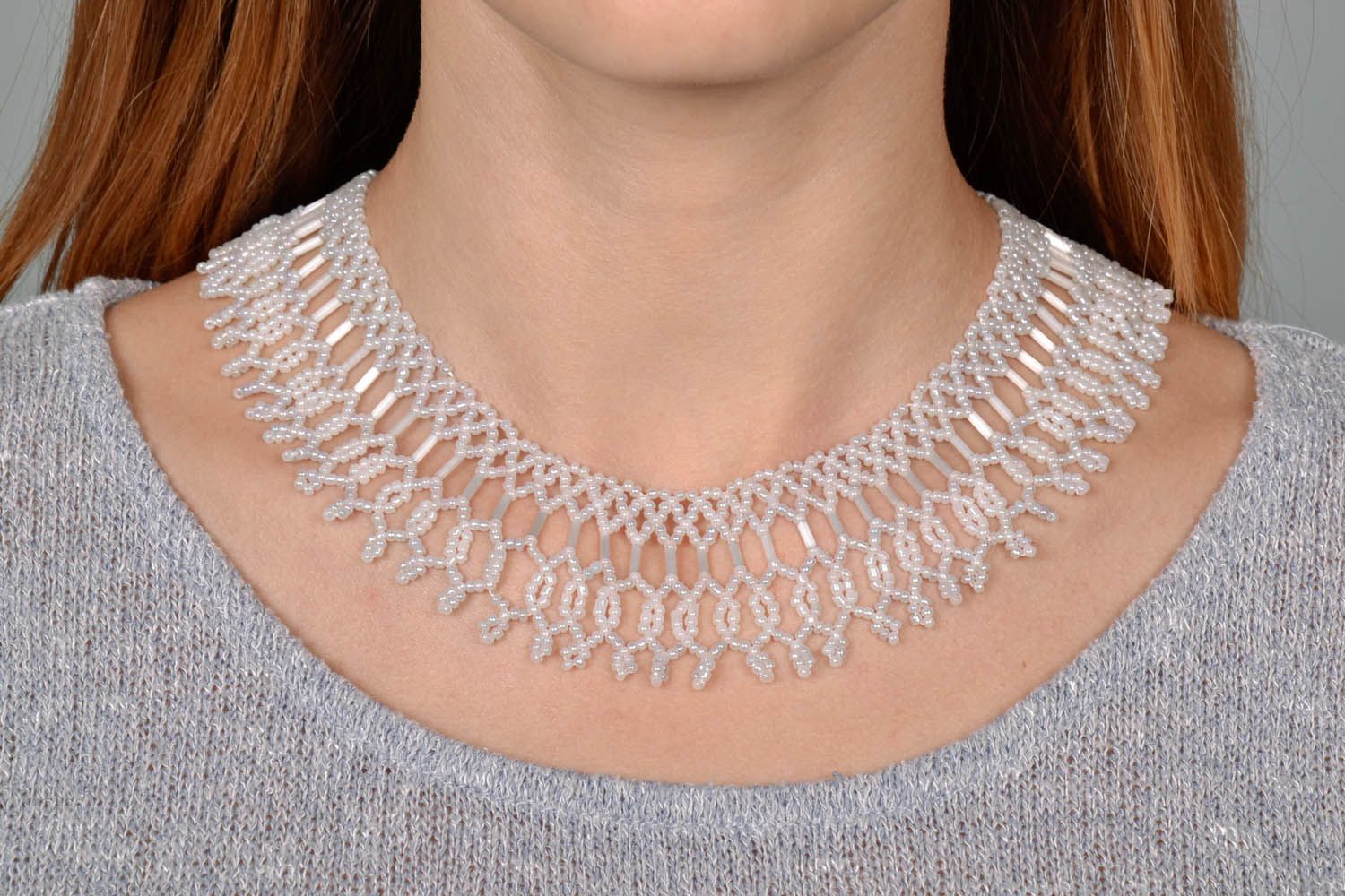 Weiße Halskette aus Perlen foto 5