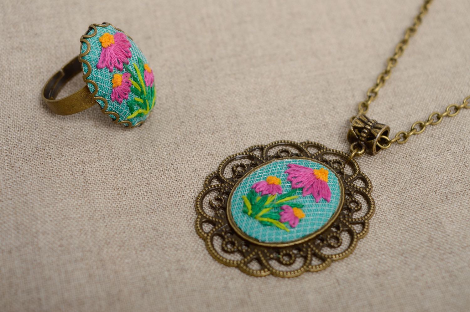 Rococo embroidered ring and pendant photo 1