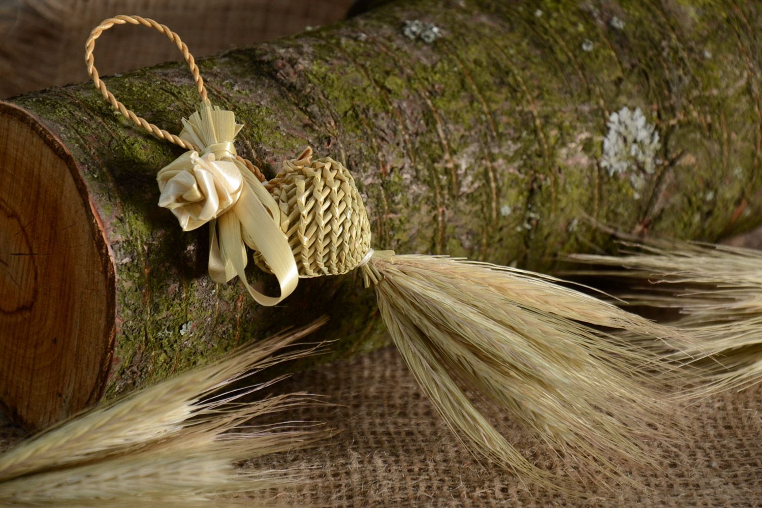 Интерьерная подвеска плетеная из соломы вручную с петелькой игрушка на елку фото 1