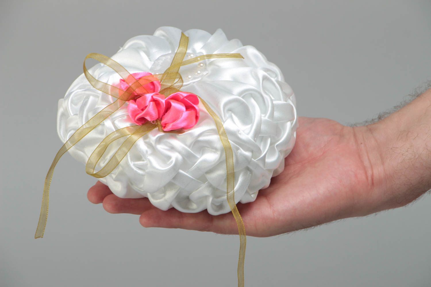 Свадебная подушечка для колец белая атласная с цветами небольшая ручной работы фото 4