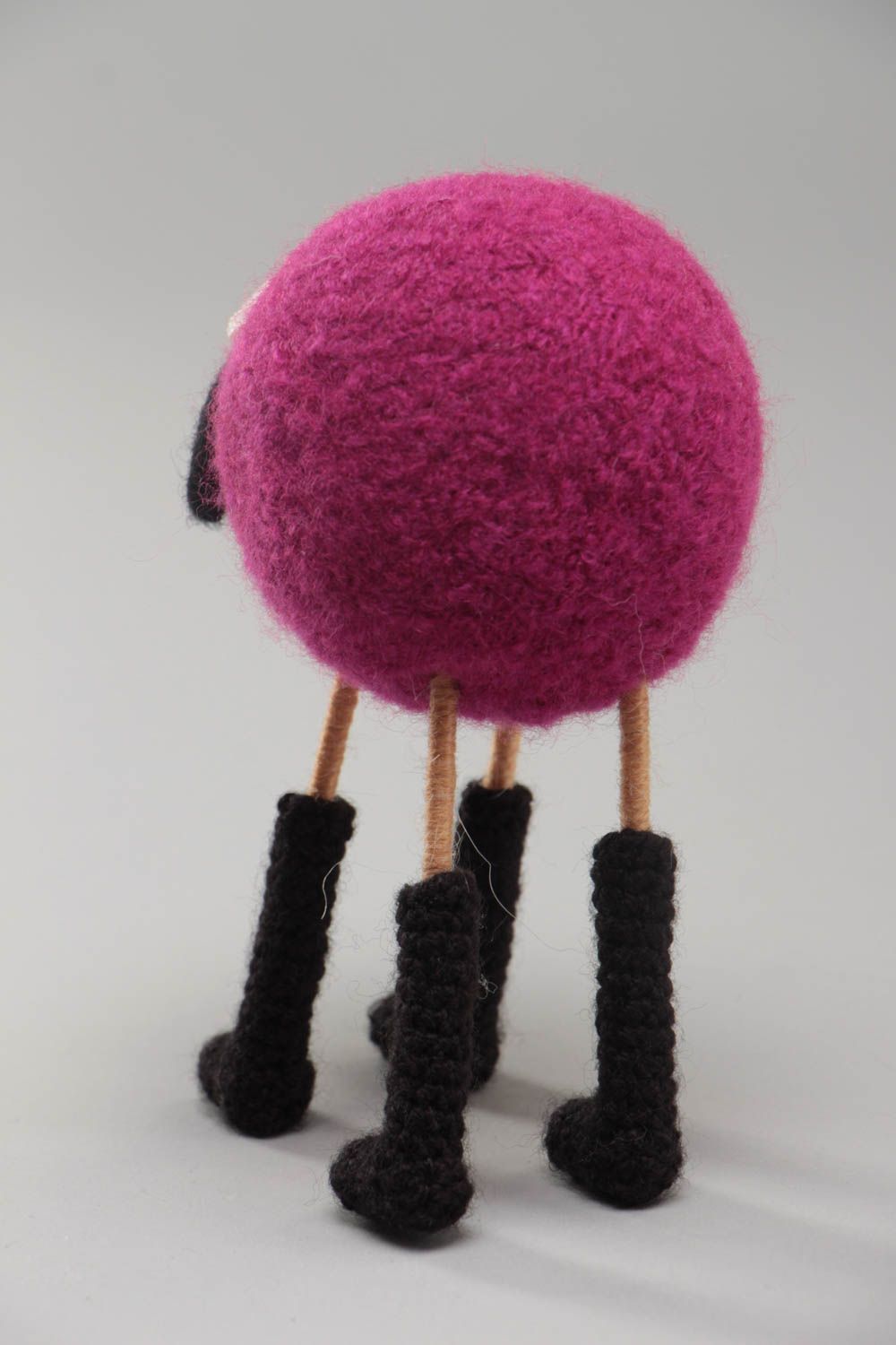 Мягкая вязаная игрушка овечка ручной работы авторская красивая малиновая с черным фото 4