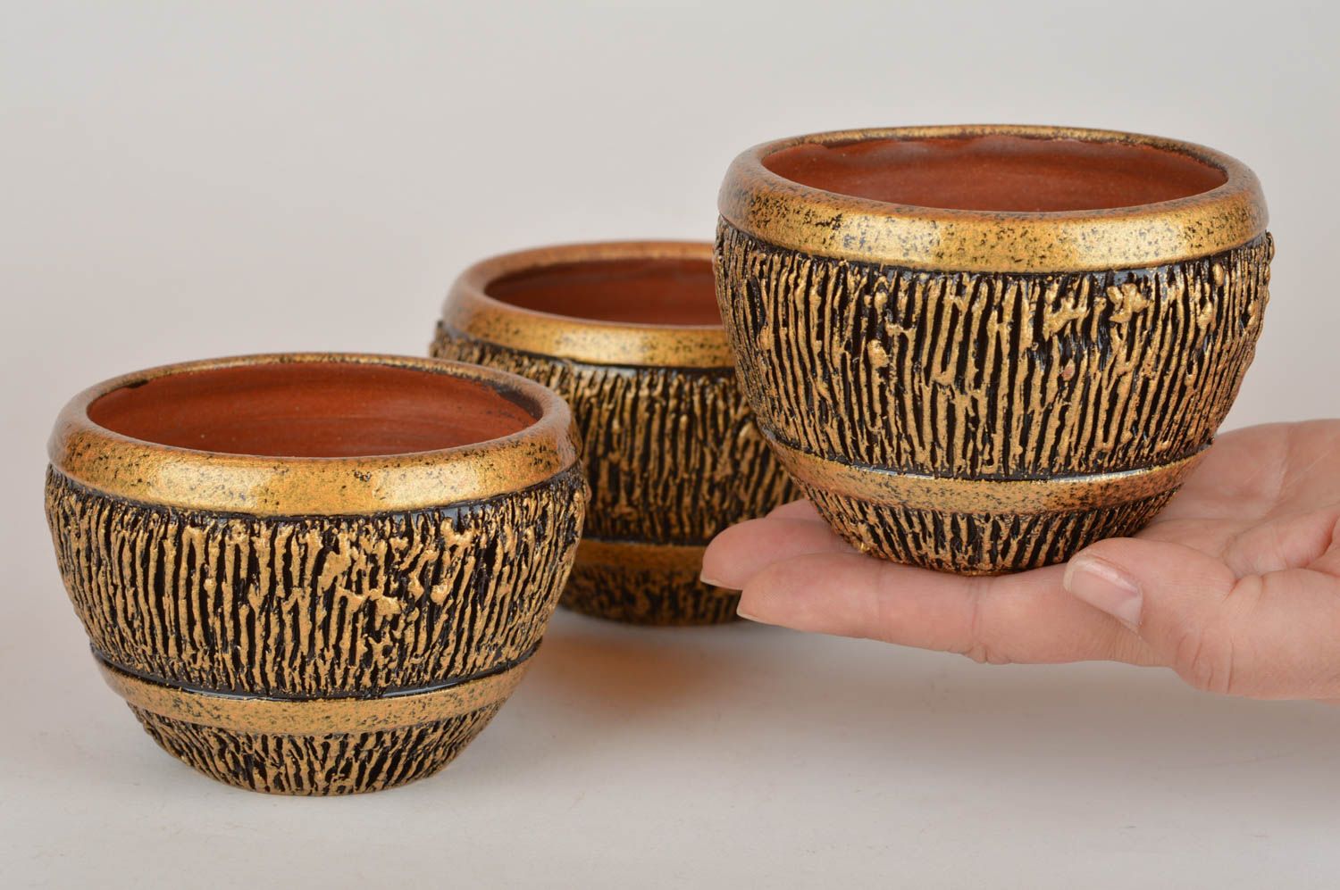Goldenfarbige tiefe Schüsseln aus Ton für Sahne und Marmelade 3 Stück handmade foto 3
