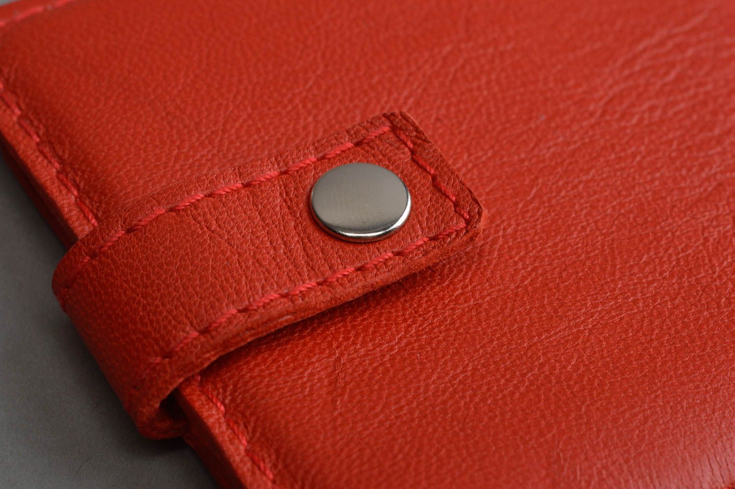 Portefeuille rouge en cuir naturel fait main pour femme avec bouton-pression photo 5