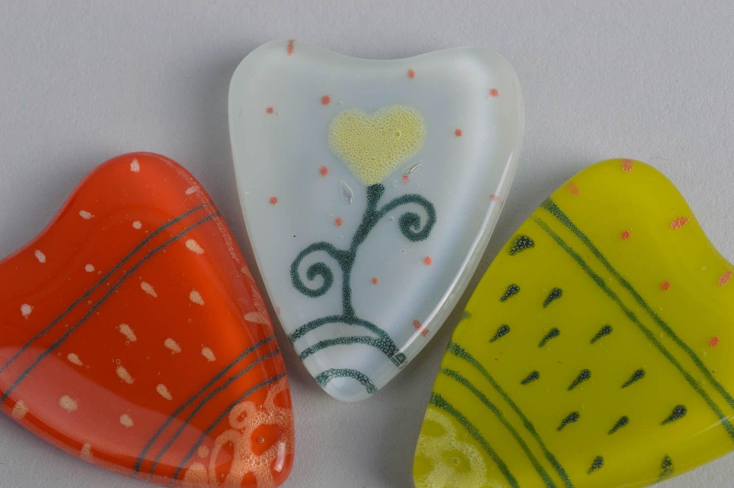 Set of 3 handmade decorative heart shaped colorful glass fridge magnets photo 4