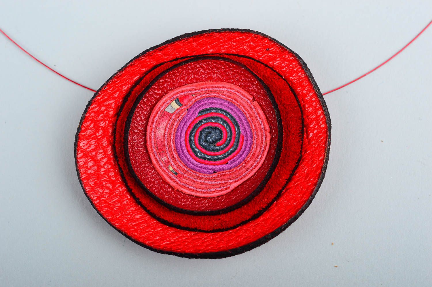 Pendentif en cuir rouge Bijou fait main design sur fil Cadeau pour femme photo 4