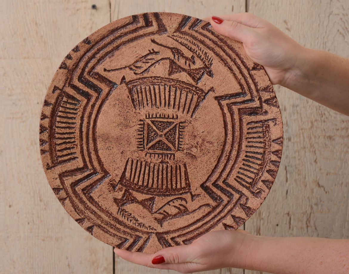 Prato talismã de cerâmica feito de argila com símbolos pintado com engobes Caça foto 4