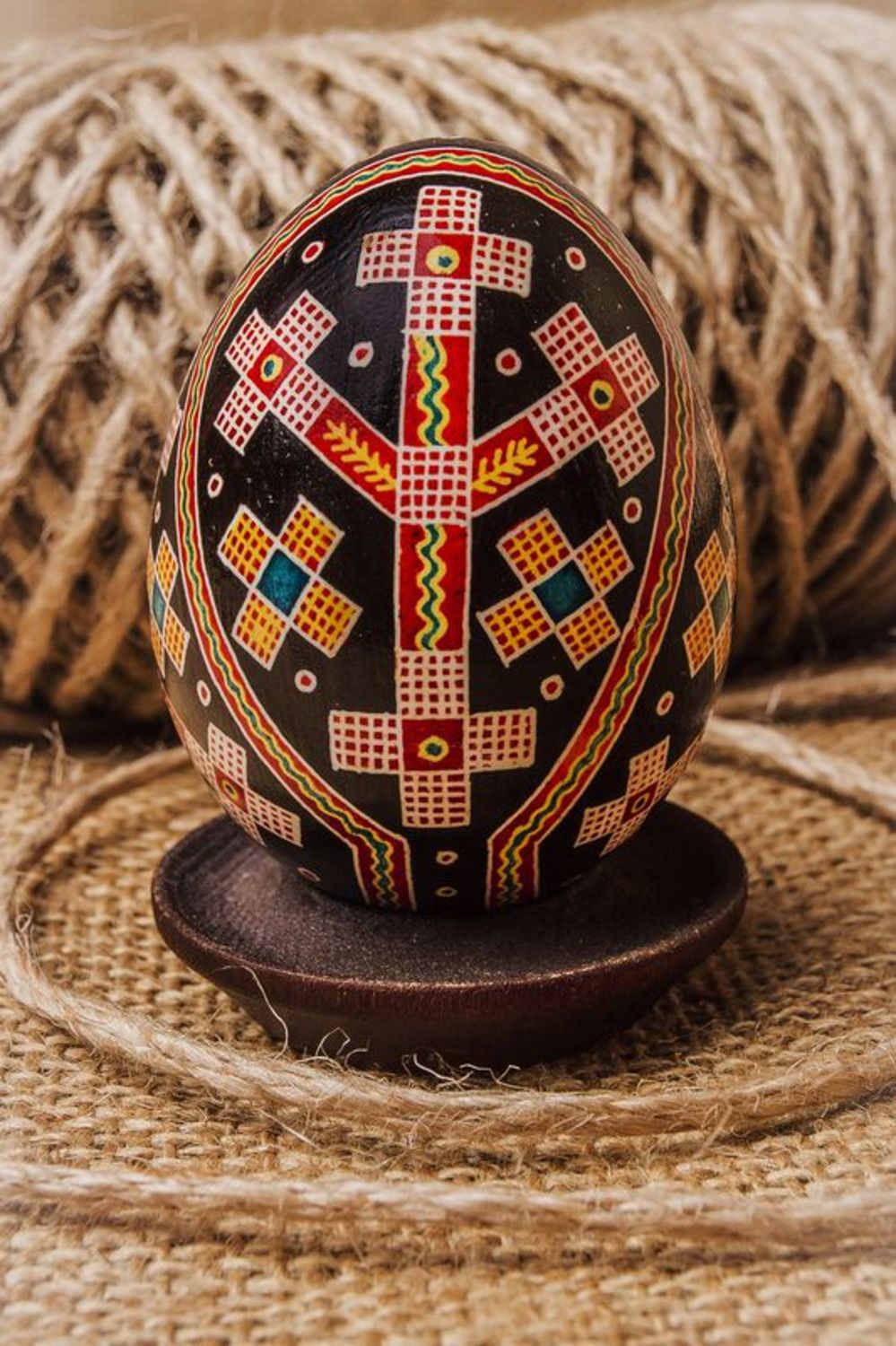 L'uovo di Pasqua dipinto a mano con supporto L'uovo decorativo fatto a mano 
 foto 1