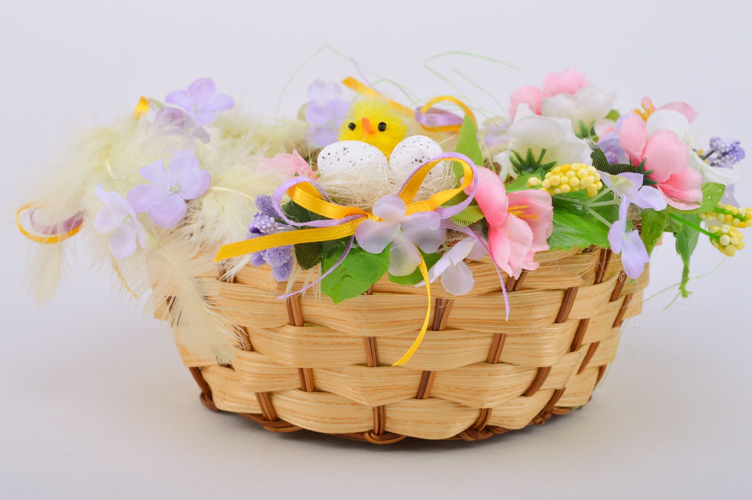 Panier tressé original fait main avec fleurs décoration à table de Pâques photo 2