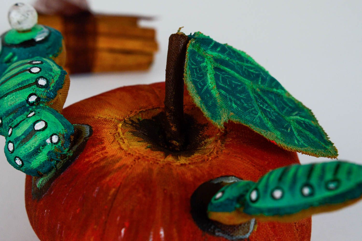 Aroma Spielzeug aus Stoff nicht groß in Form von Apfel mit Wurm handgemacht foto 5