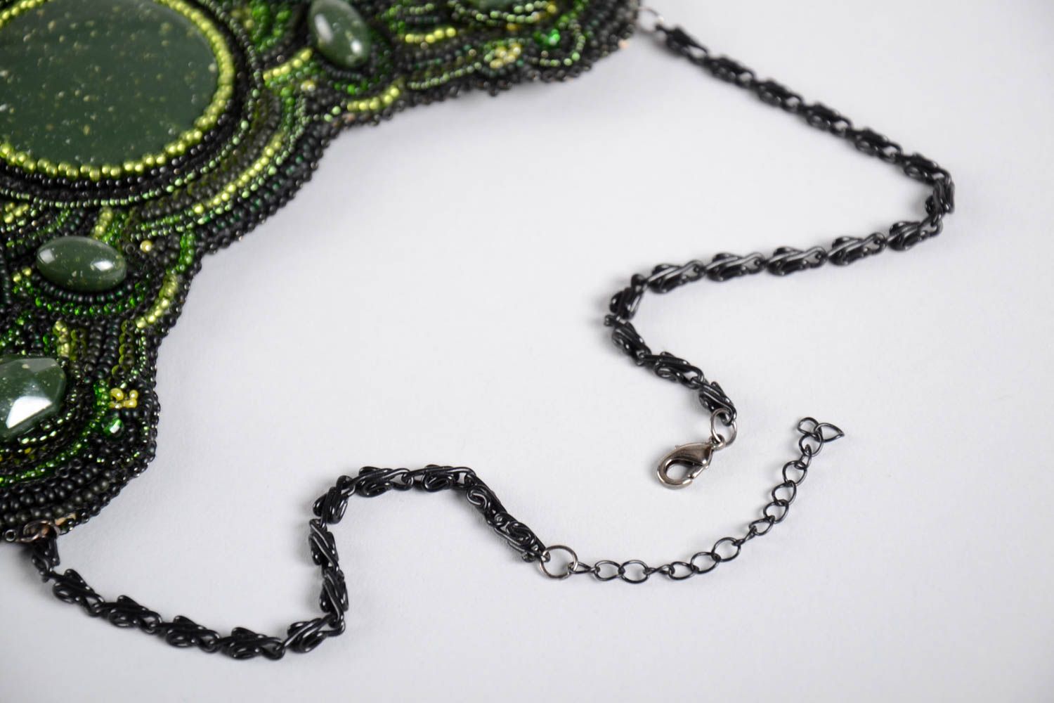 Украшение ручной работы колье из бисера и бусин зеленое ожерелье из бисера фото 5