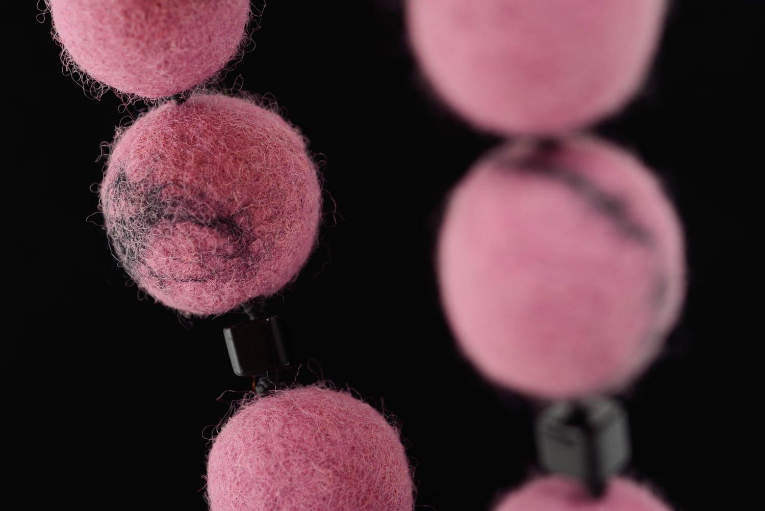Zartes rosa Armband aus Wolle in Walken Technik schön künstlerische Handarbeit foto 3