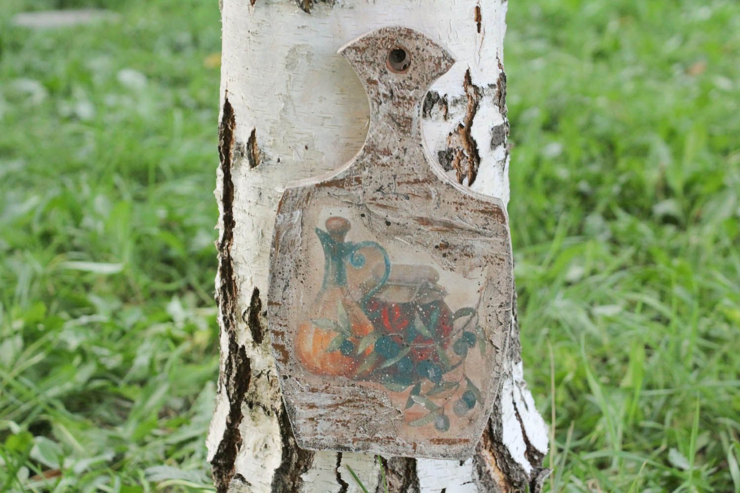 Tábua de corte decorativa feita de madeira pintada com decoupage e tintas acrílicas foto 2
