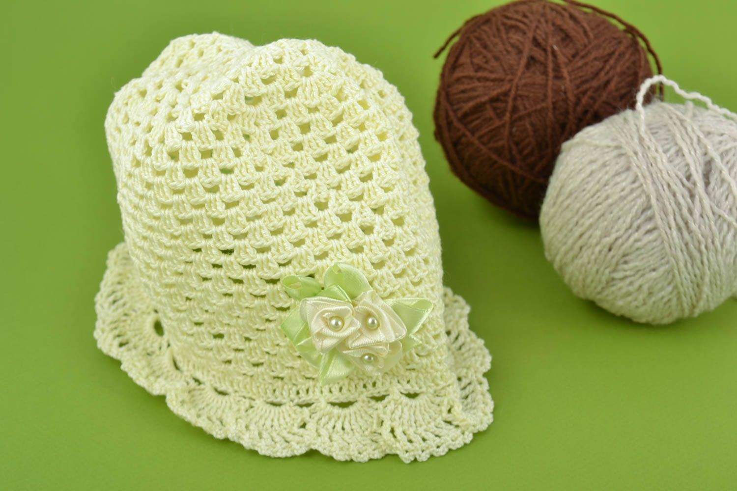 Bonnet tricoté pour bébé en fils de coton clair ajouré avec fleurs fait main photo 1