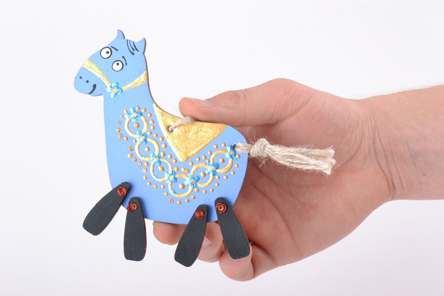 Игрушка из дерева лошадь ручная работа красивая для декора с петелькой голубая фото 5