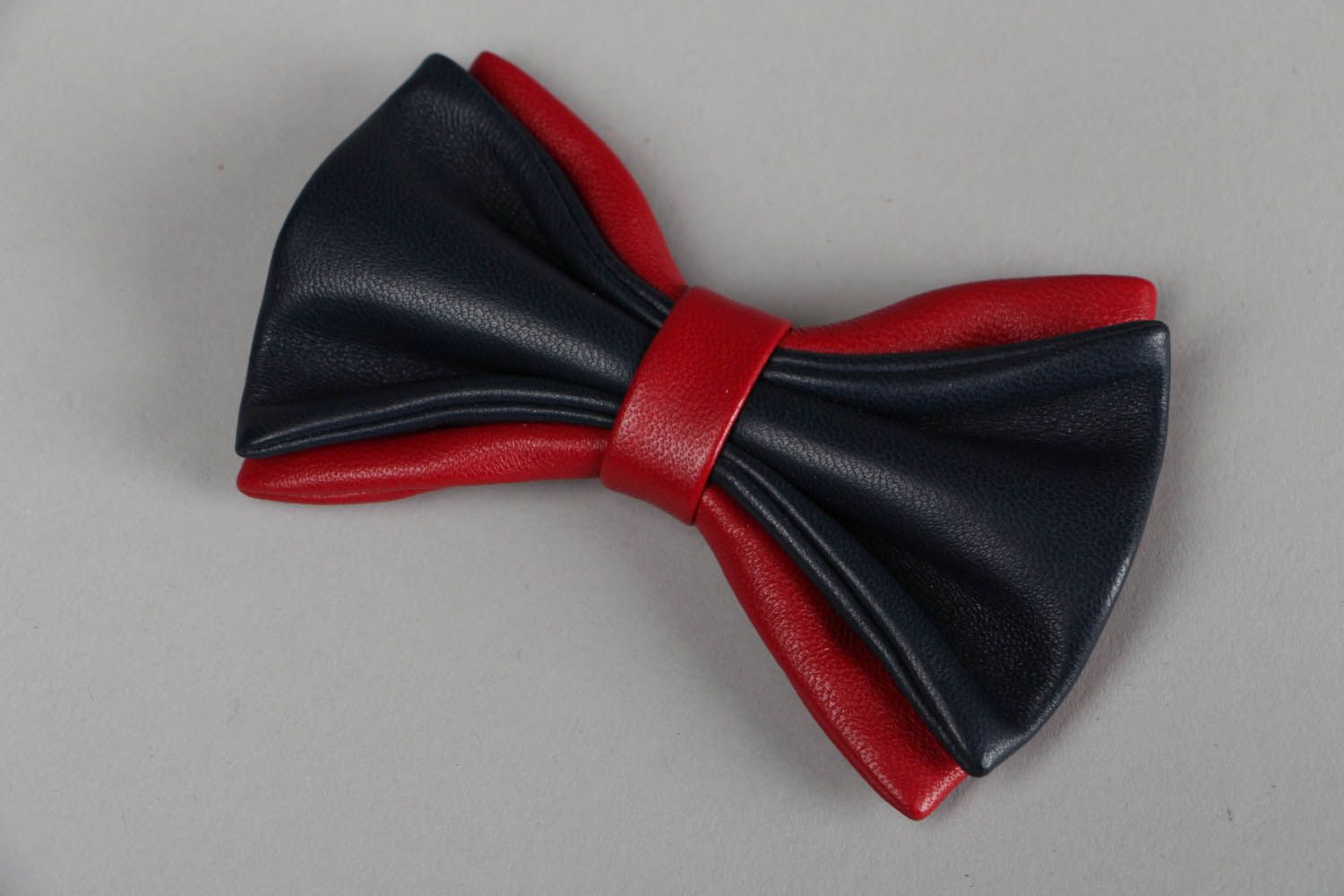 Gravata borboleta preta e vermelha de couro foto 1