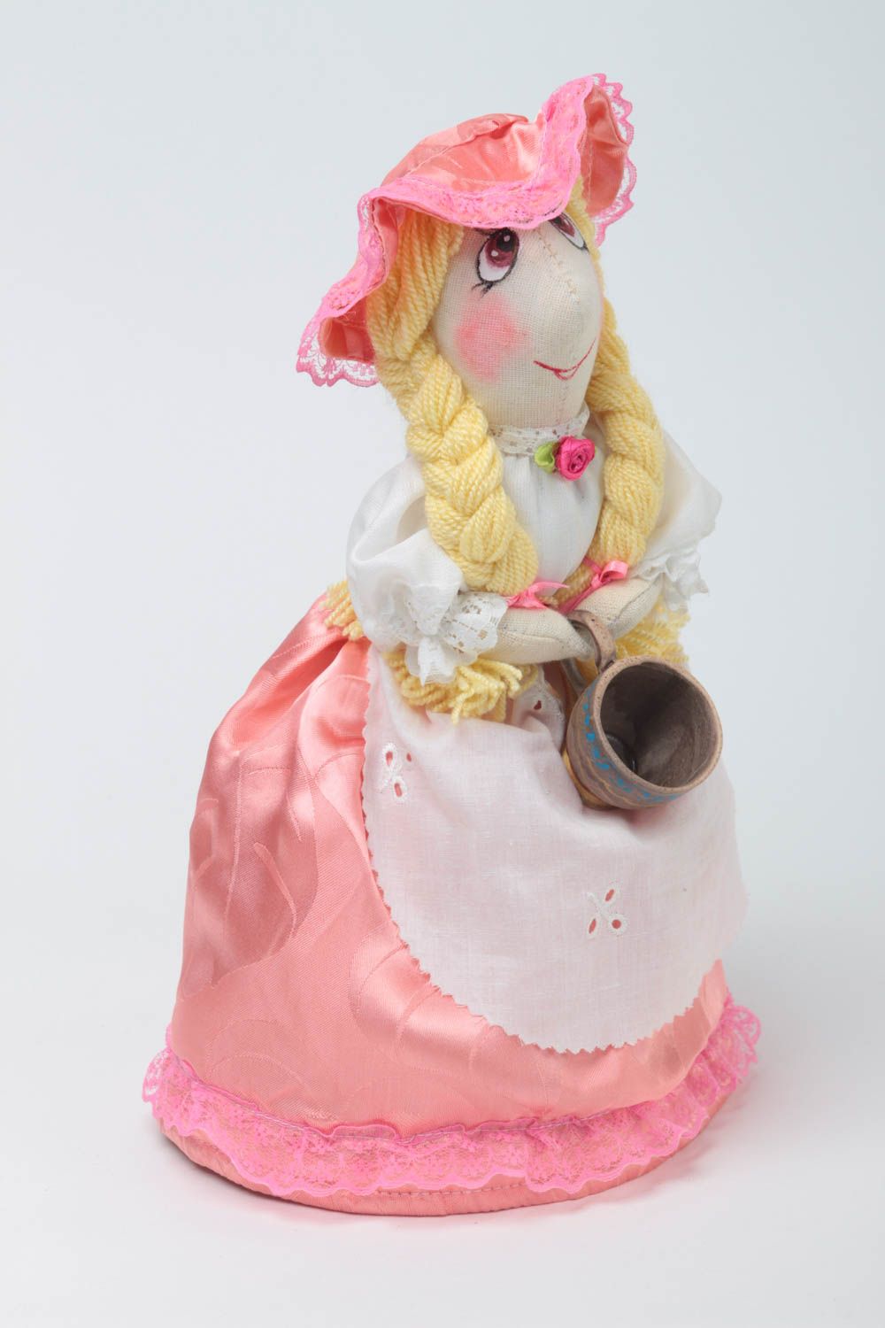 Грелка на чайник ручной работы кукла в розовом платье декоративная фото 2