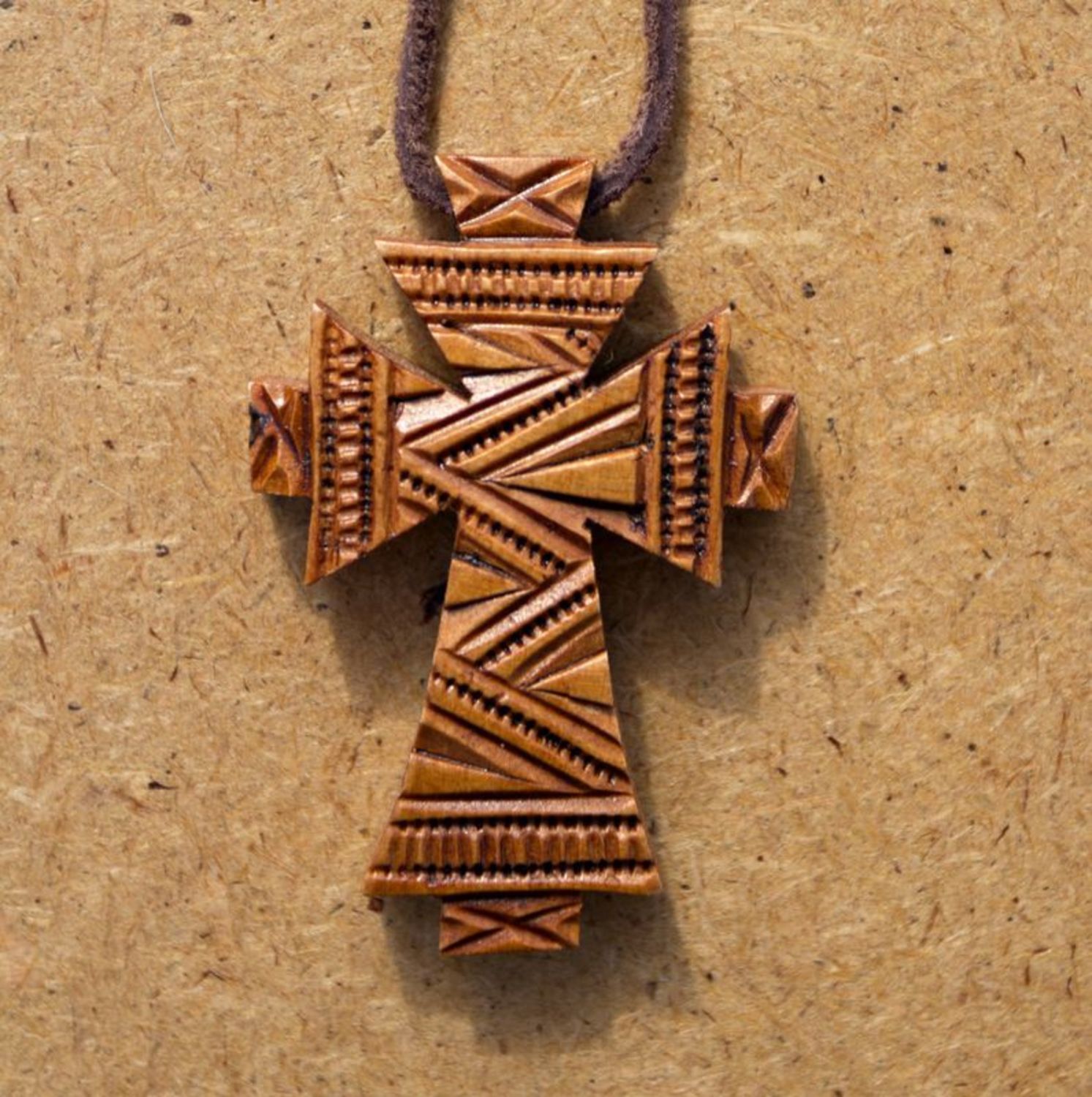 Croix en bois sculptée photo 1