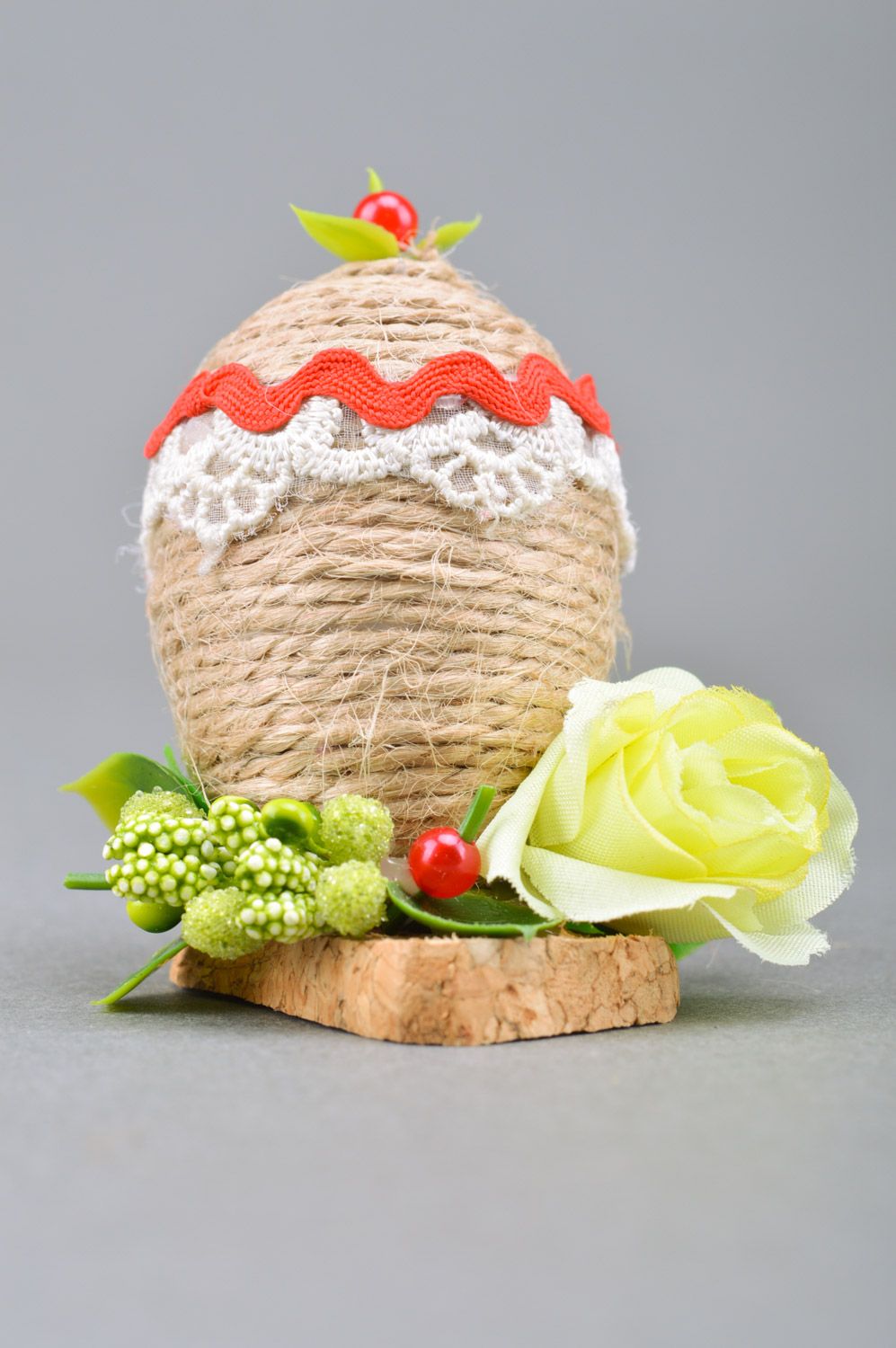 Handmade decorative burlap Easter egg woven over with woolen threads on stand photo 4