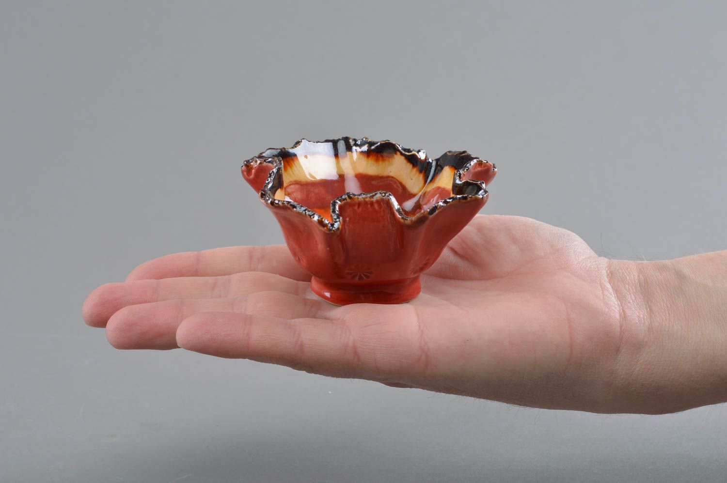 Originelle schöne rote handgemachte Schüssel aus Porzellan mit Glasur Bemalung foto 4