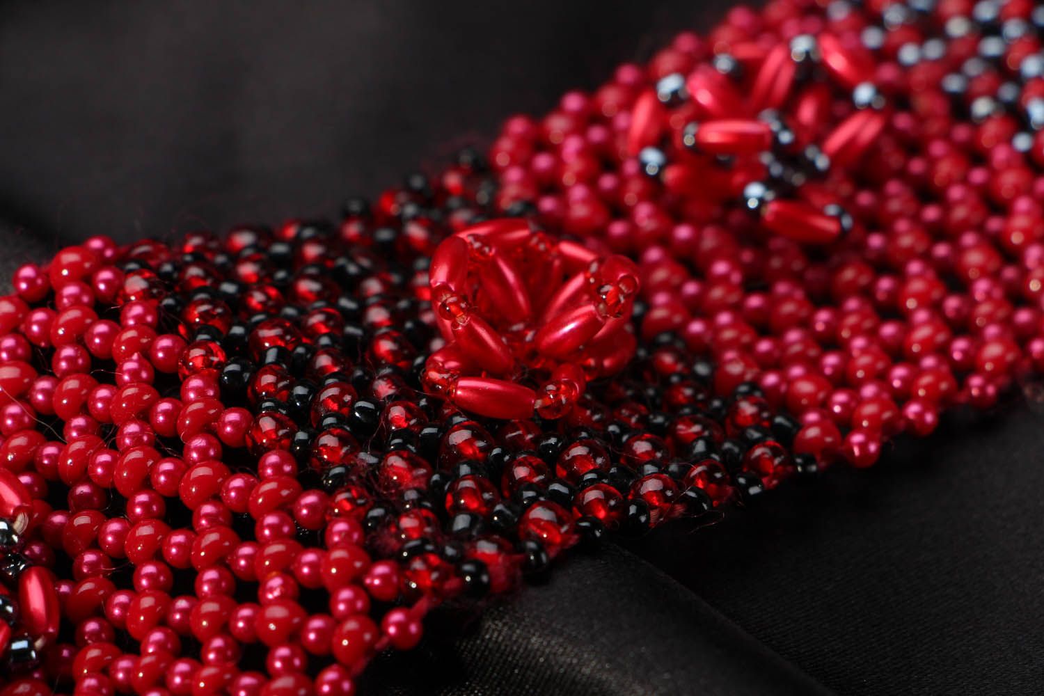 Beaded bracelet of red and black colors photo 3