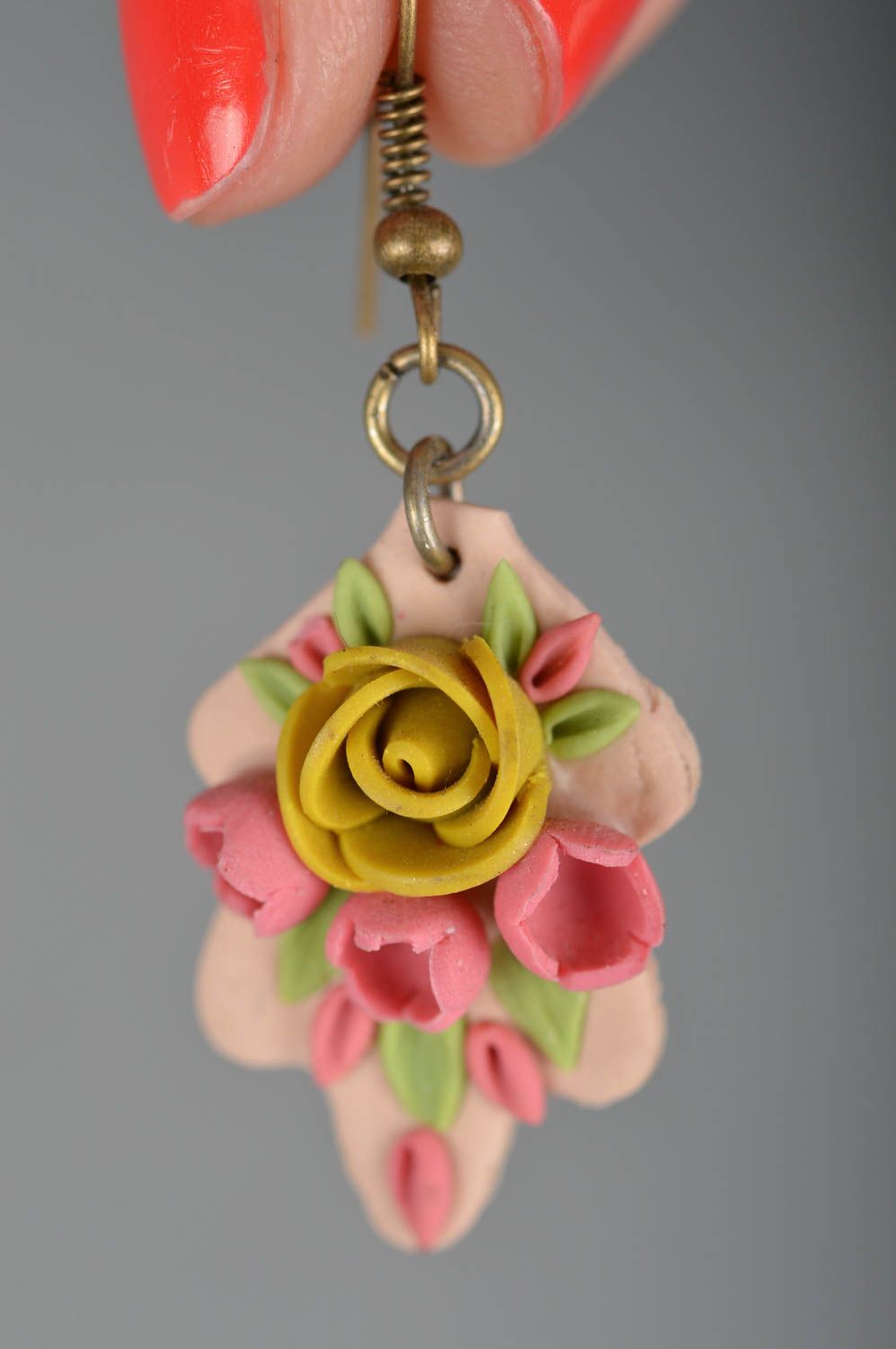 Bunte modische handgemachte Ohrringe aus Polymerton mit Anhängern schöne Blumen  foto 3