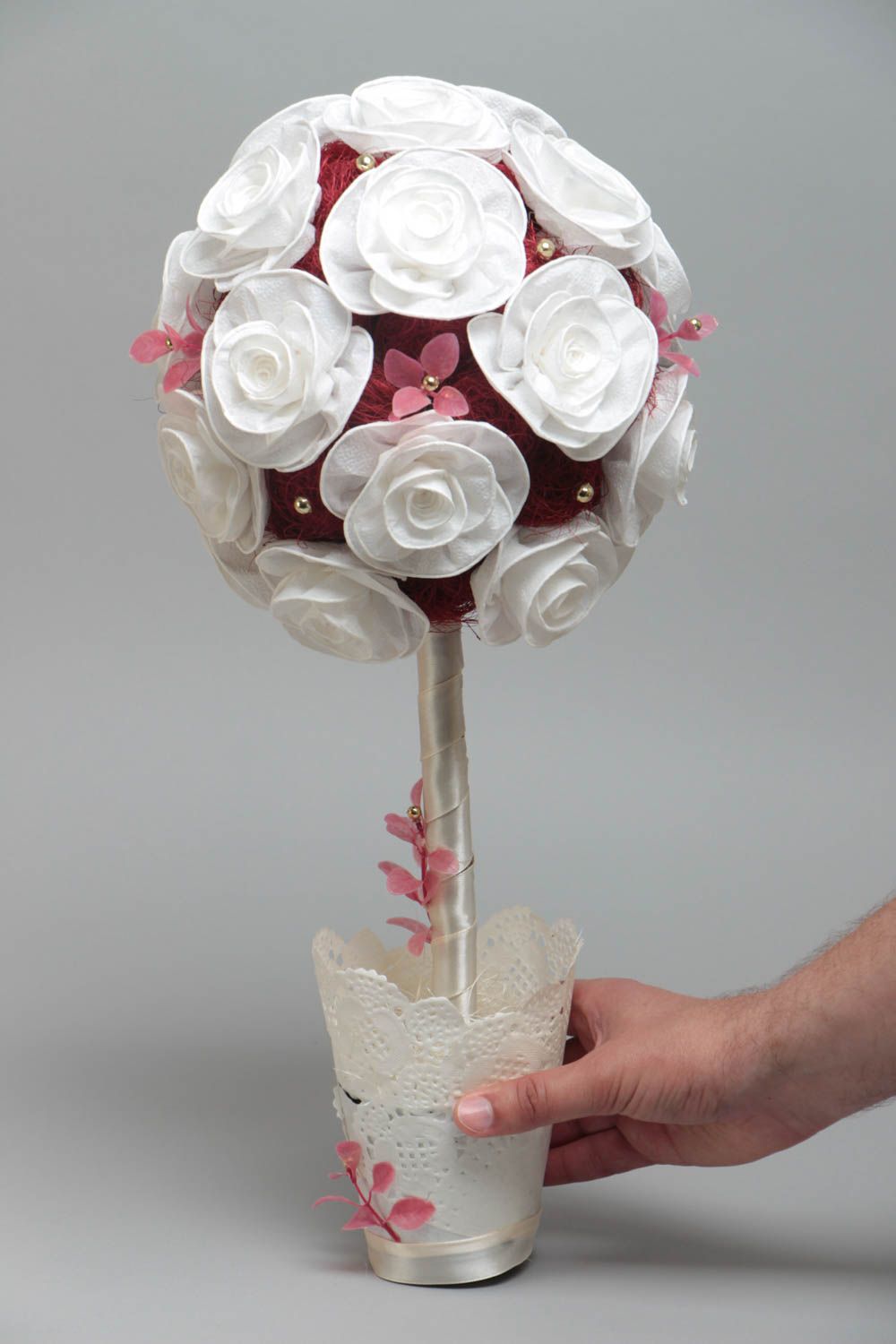 Topiario artesanal de sisal y flores blancas con cuentas de tamaño mediano foto 5