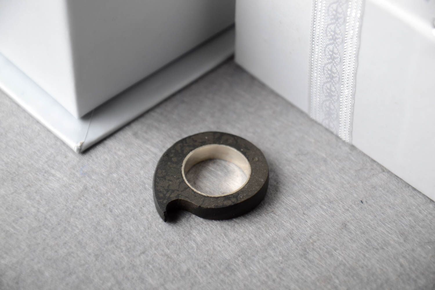Необычное кольцо ручной работы массивная бижутерия женское кольцо из бетона фото 1