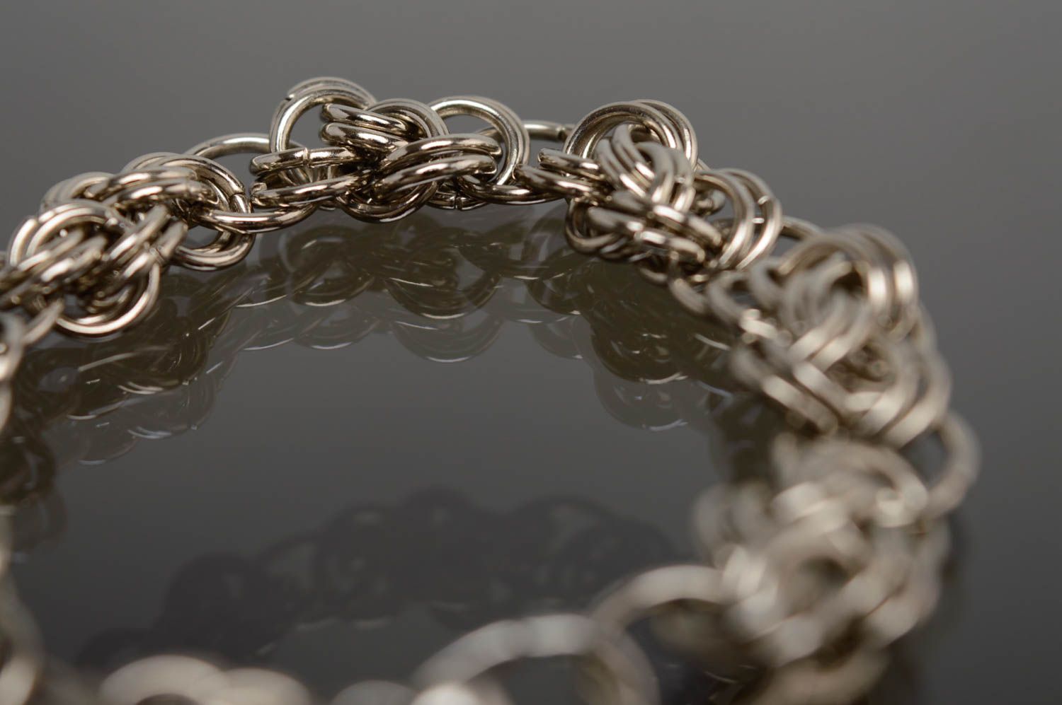 Bracelet en cotte de maille en métal fantaisie fait main de créateur femme photo 5