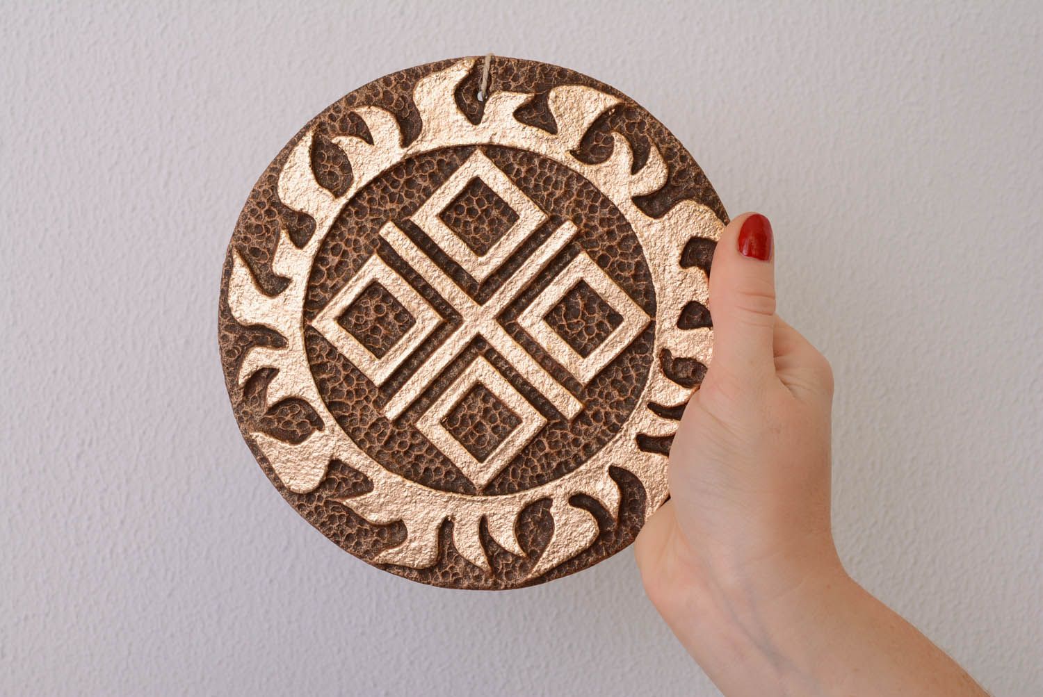 Prato decorativo de argila feito à mão para decoração da parede em estilo étnico Makosh foto 4