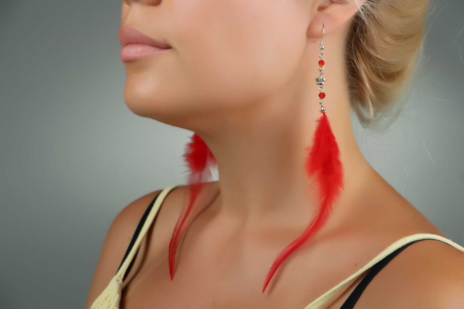 Boucles d'oreilles avec plumes rouges style ethnique photo 4