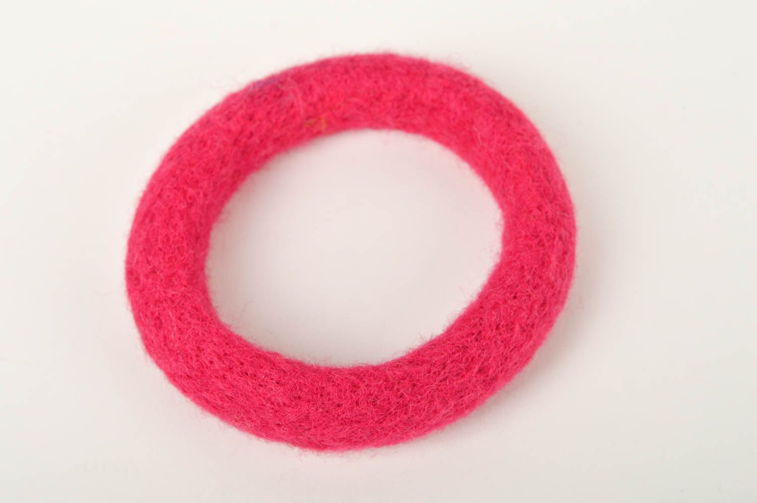 Bracelet fantaisie Bijou fait main rose en laine feutrée Accessoire femme photo 2