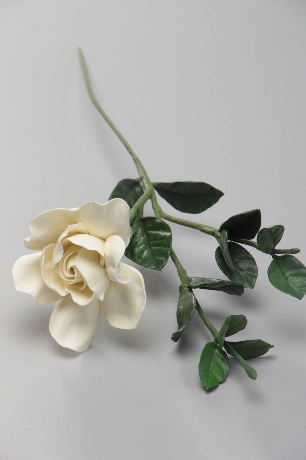 Flor de arcilla polimérica artesanal para casa gardenia blanca foto 2