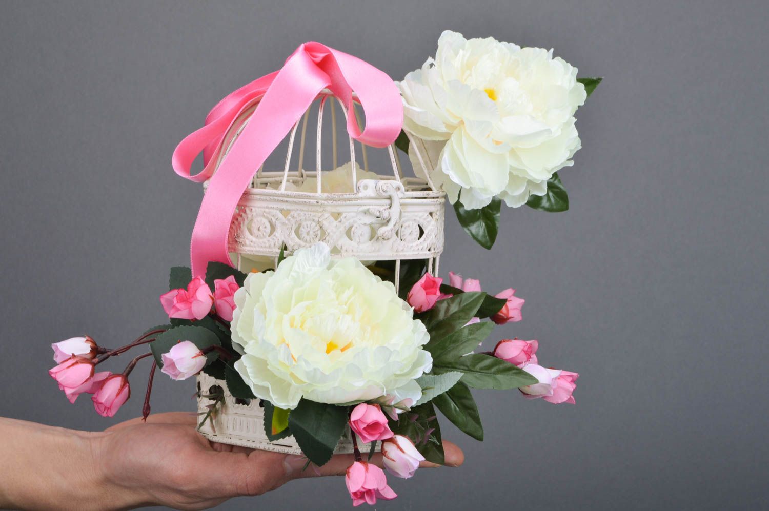 Jaula decorativa artesanal con flores peonías blancas y cintas  foto 3