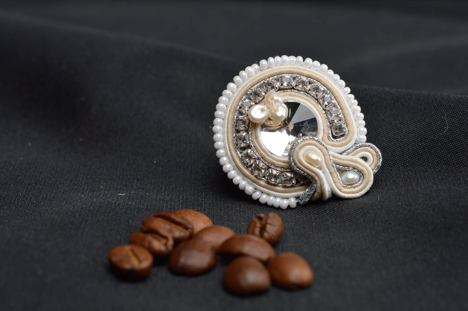 Schöner origineller feiner handgemachter Ring aus Soutache mit Kristallsteinen foto 1