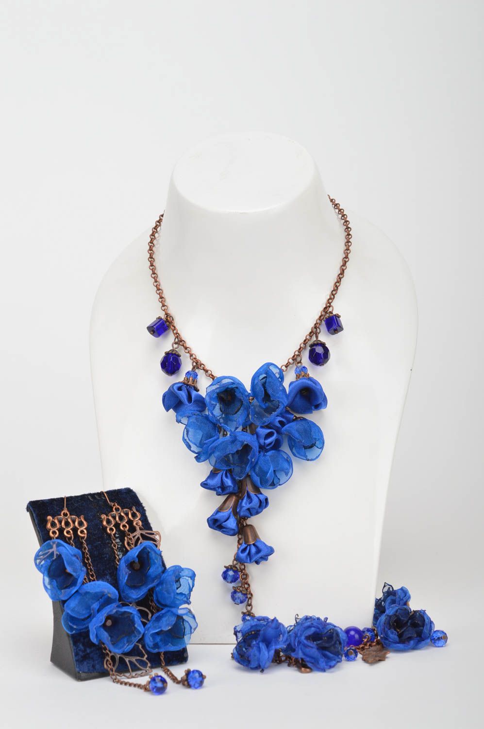 Collier fait main Boucles d'oreilles pendantes Bracelet femme fleurs bleues photo 1