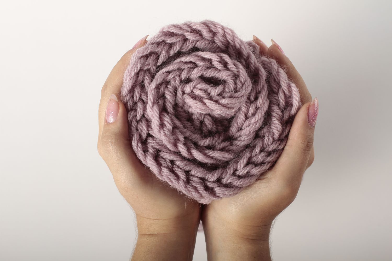 Sciarpa di lana fatta a mano accessorio all'uncinetto da donna in colore lilla foto 4