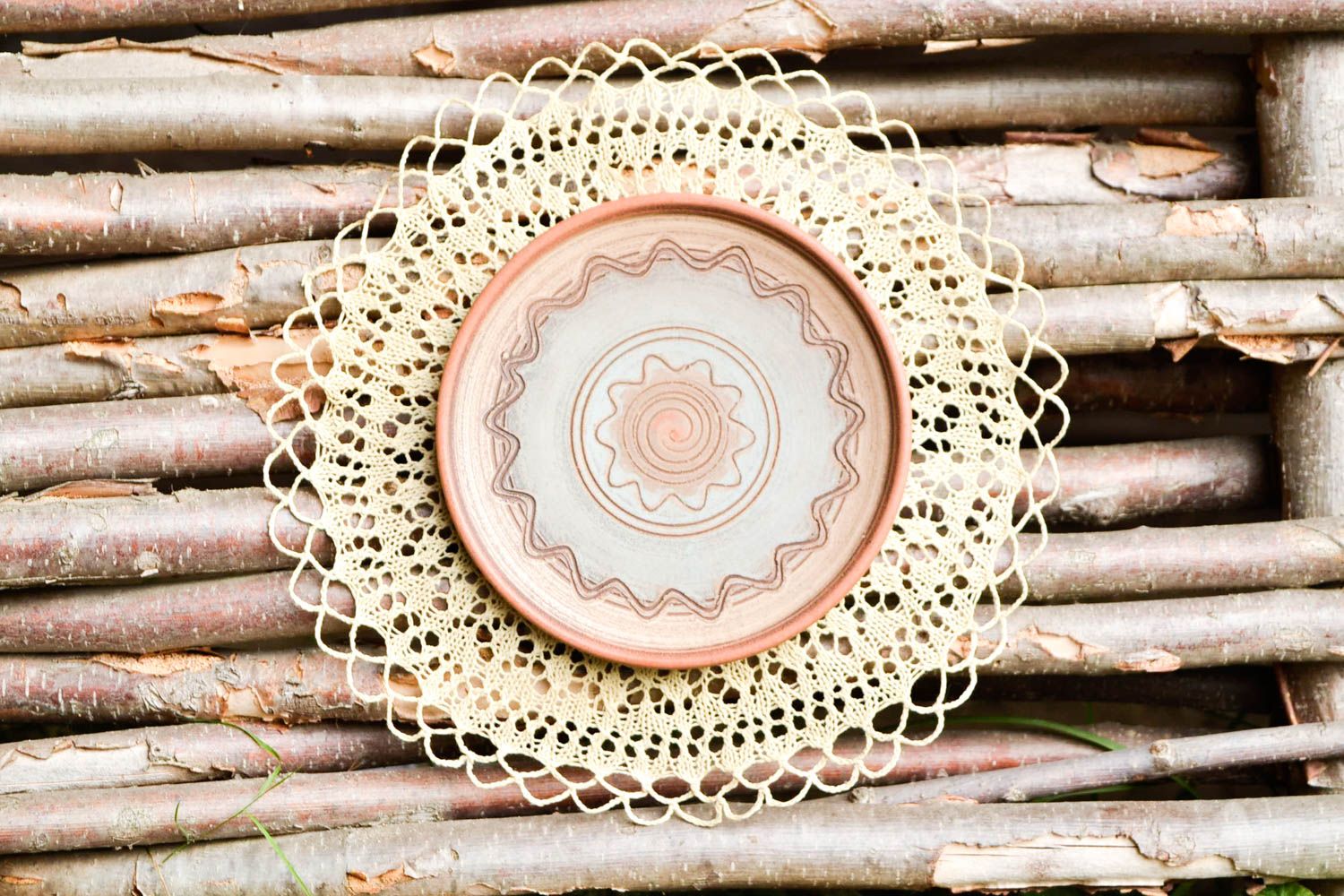 Assiette argile fait main Vaisselle design ronde Déco maison aux ornements photo 1