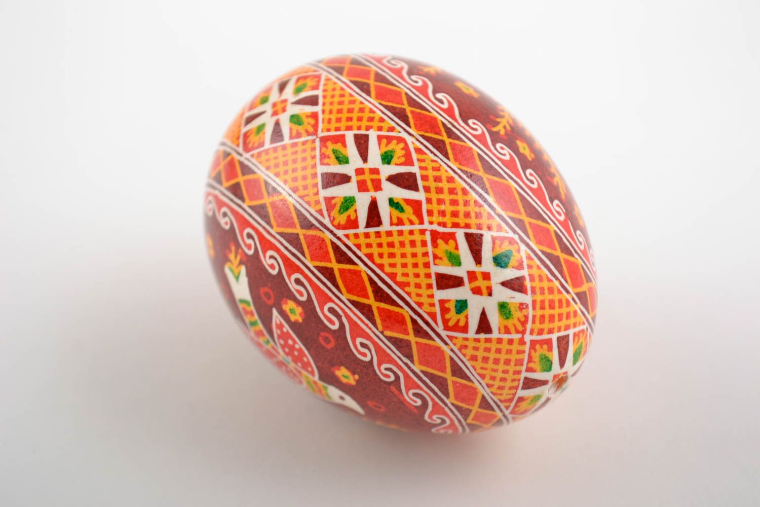 Huevo de Pascua hecho a mano pintado con pajarito en gama de colores rojos foto 3