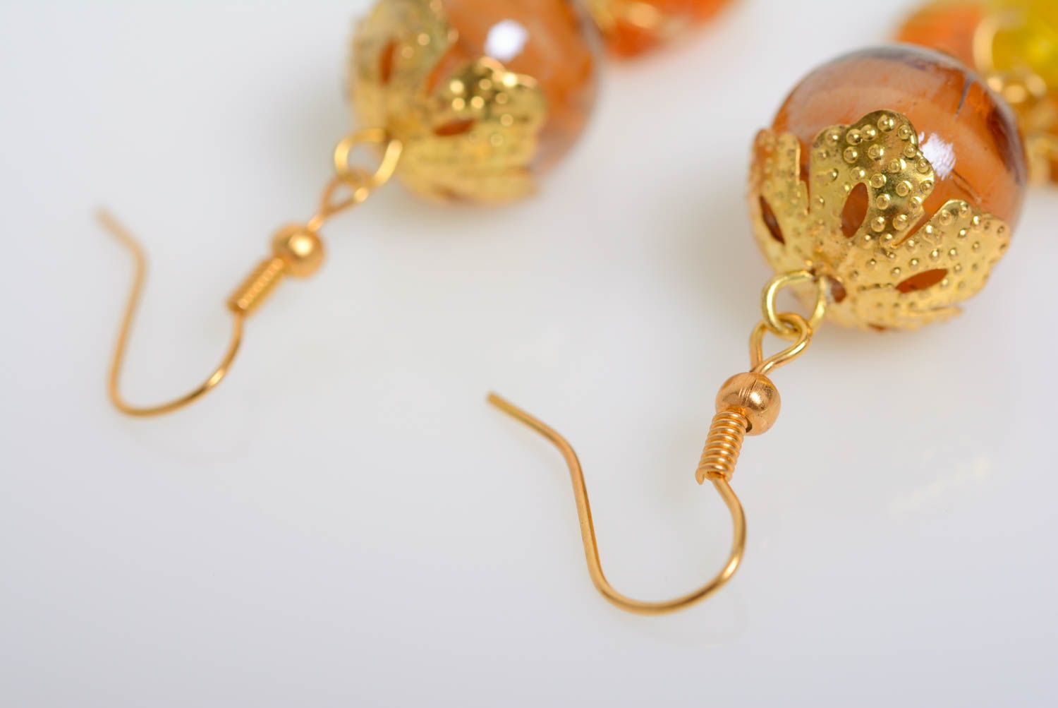 Boucles d'oreilles en perles de verre faites main pendantes couleur ambrée photo 5
