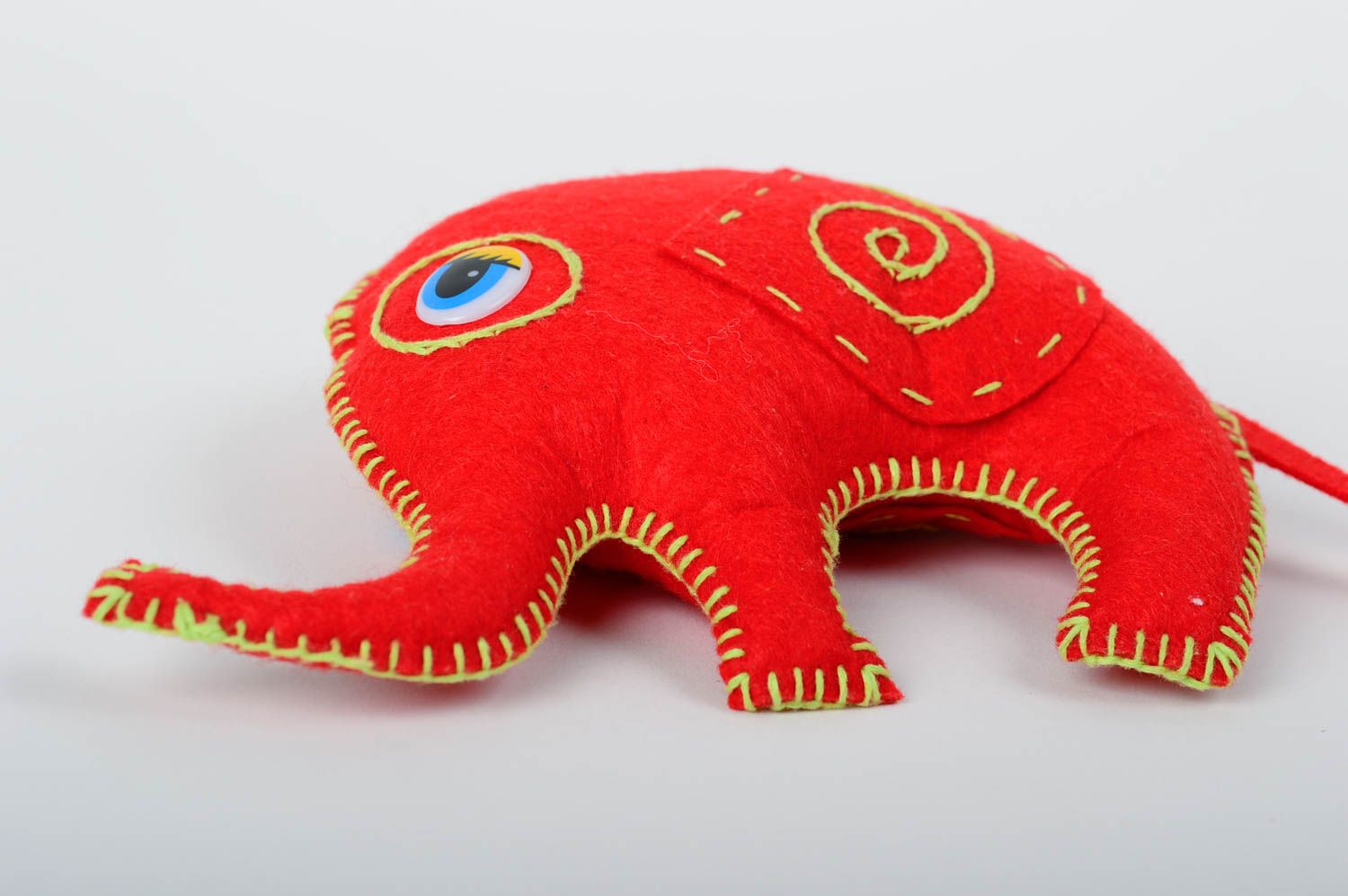 Детская мягкая игрушка подвеска пошитая из фетра вручную красного цвета слон  фото 2