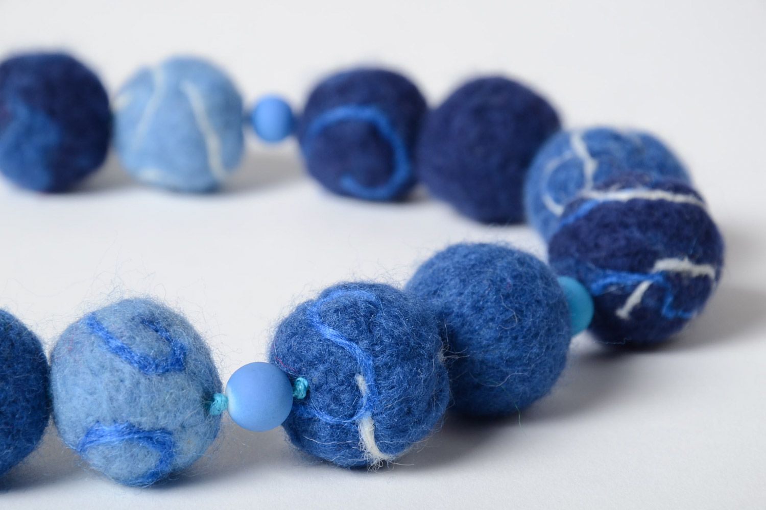 Künstlerisches blaues Collier aus Wolle Nassfilzen handmade weiblich schön weich foto 3