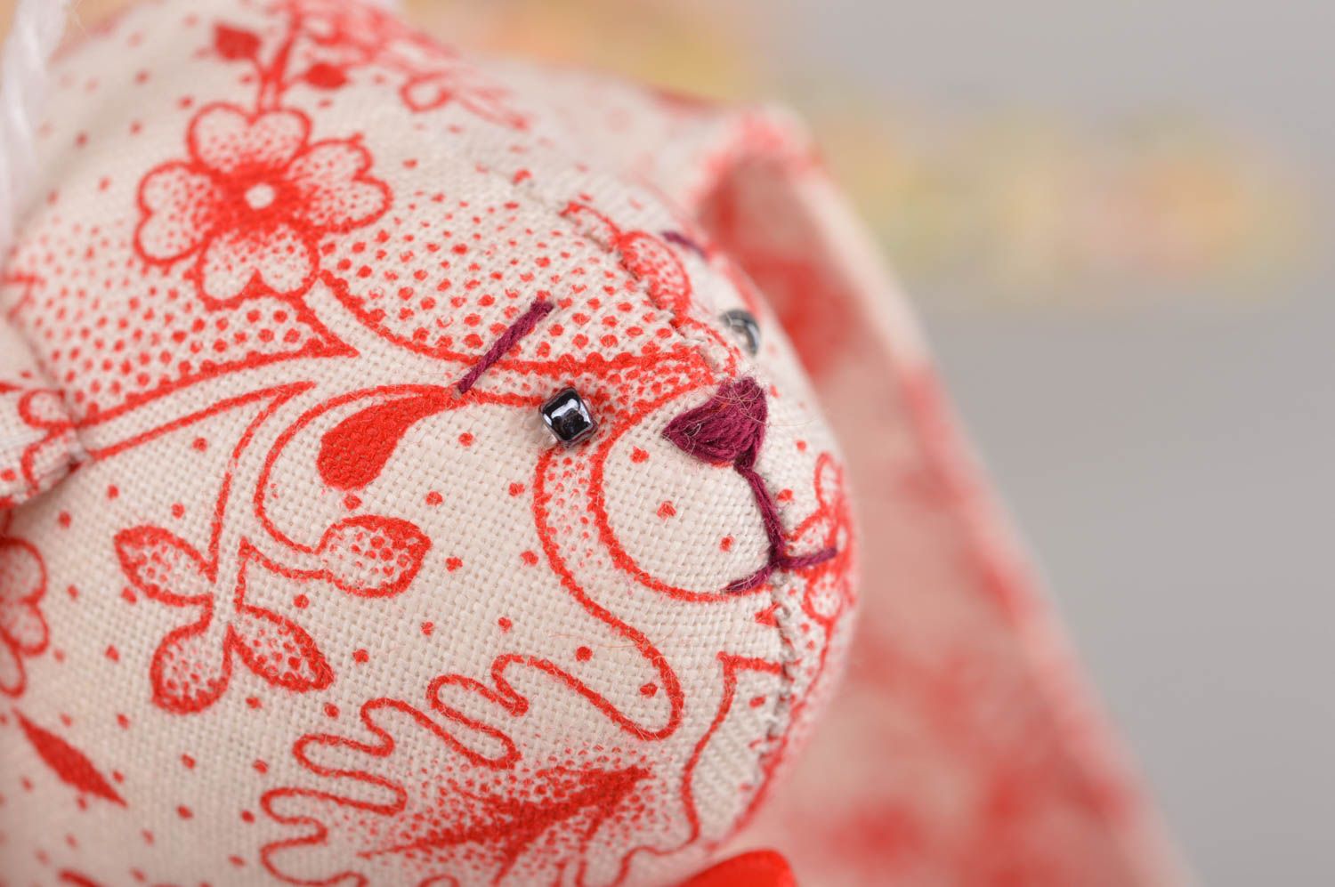 Jouet lapin en tissu blanc rouge fait main décoratif original cadeau mignon photo 2