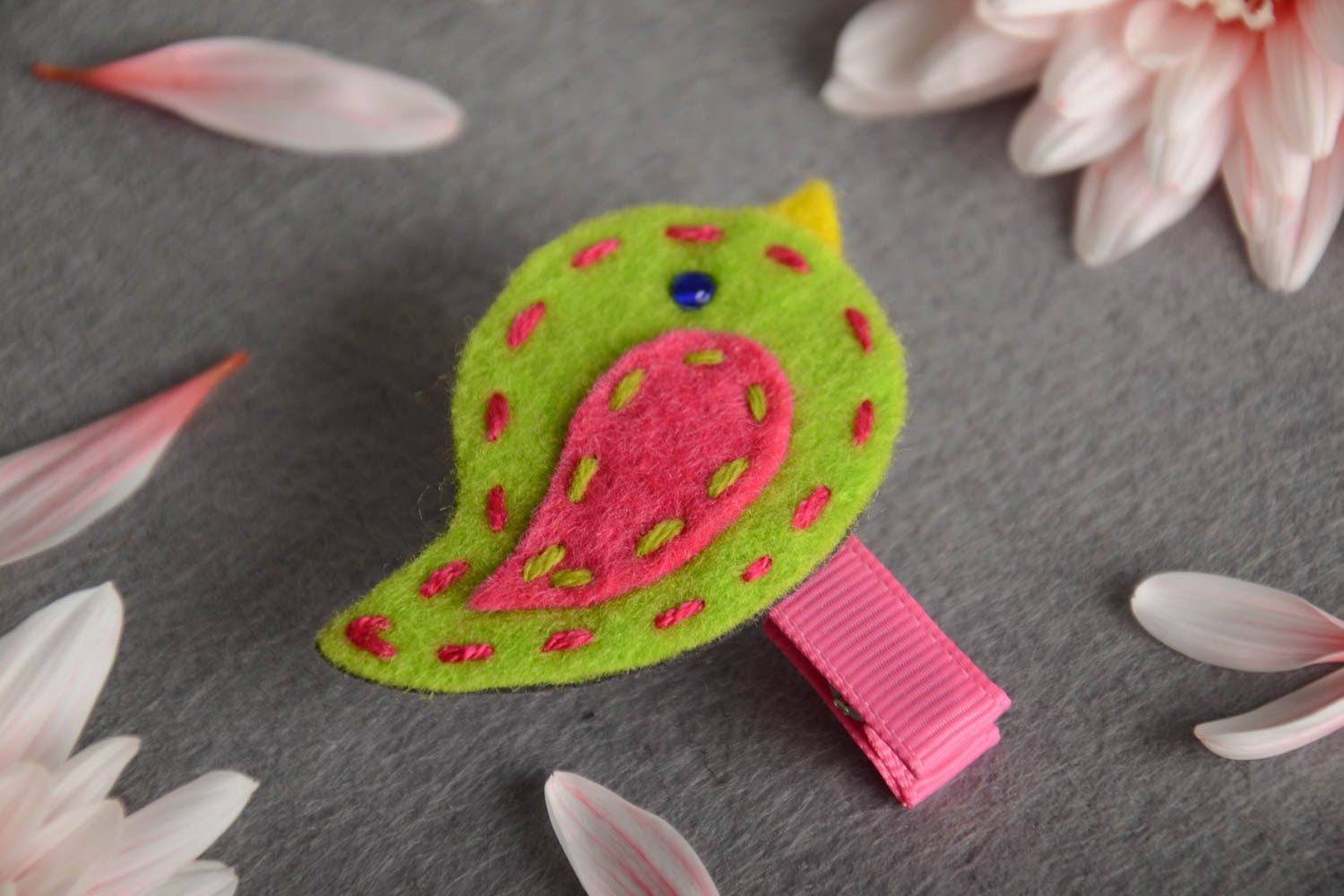 Pinza para el pelo textil artesanal infantil con forma de pajarito de forro polar verde  foto 1