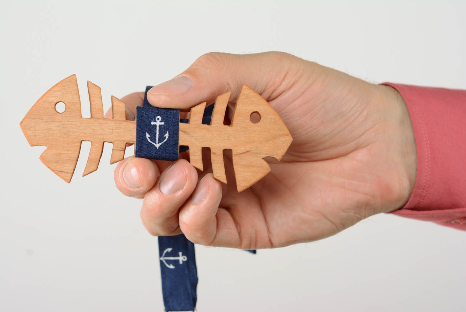 Wooden bow tie in the form of a fish skeleton photo 5