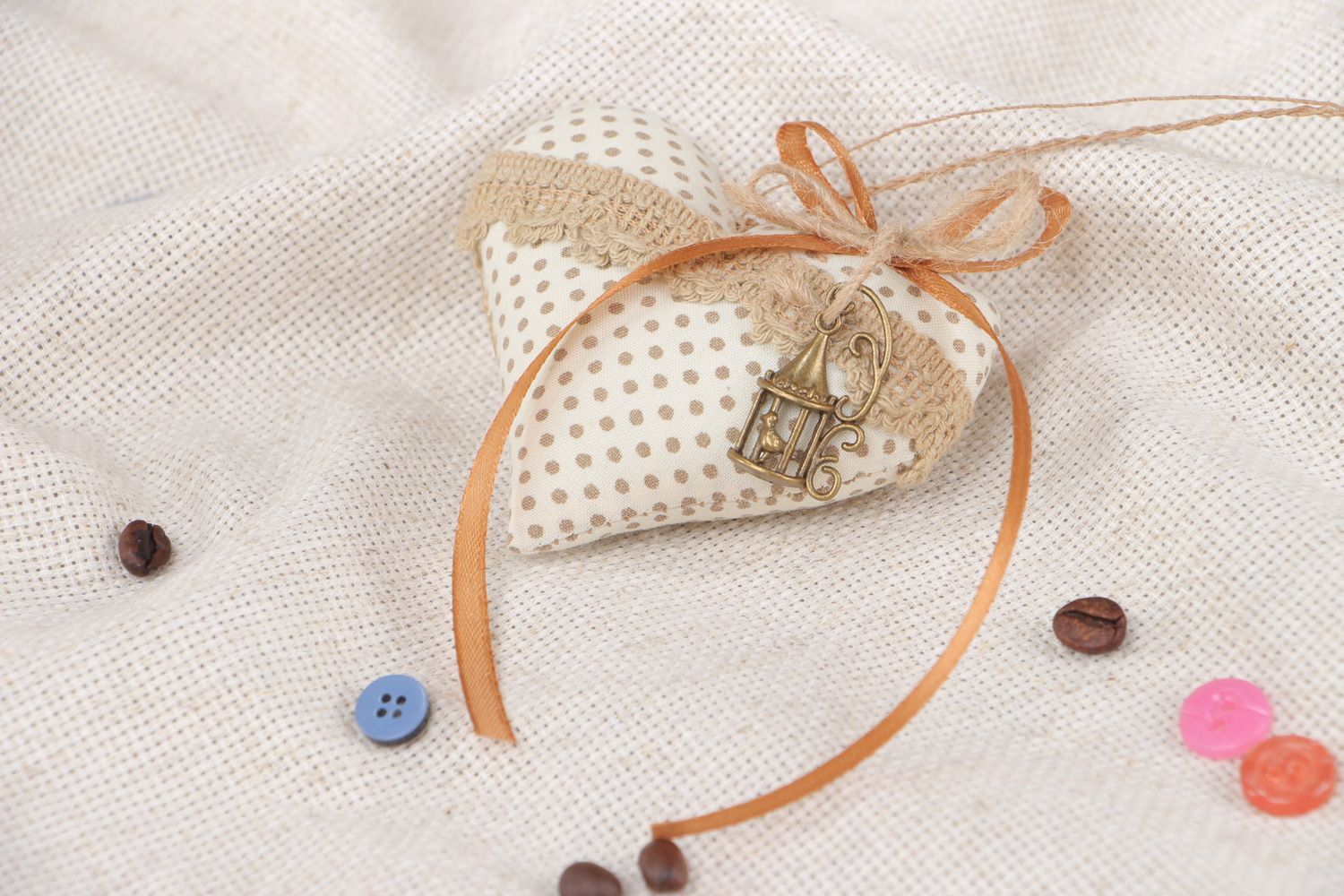 Petite décoration en tissu à suspendre blanche en forme de coeur faite main  photo 5