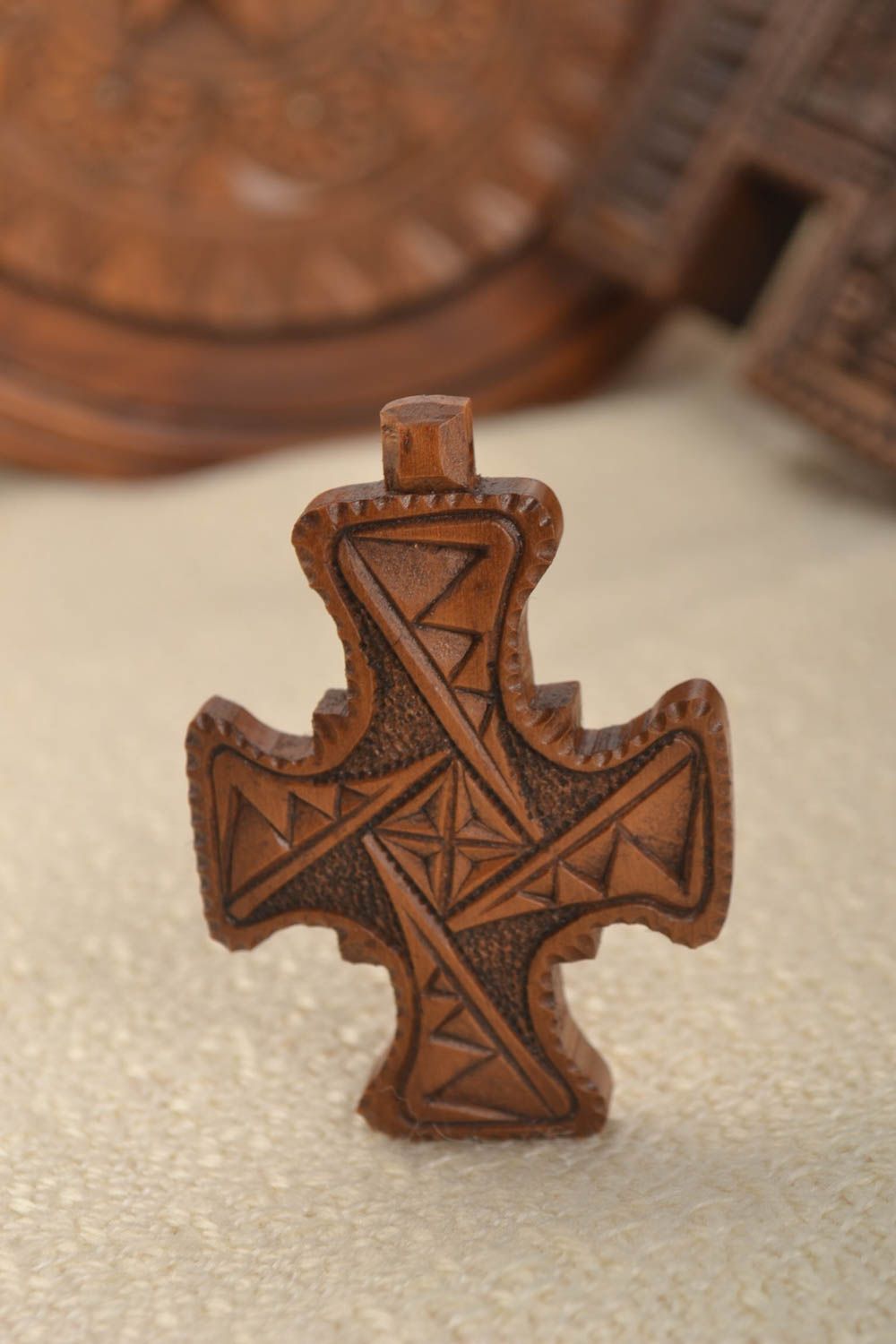 Croix pectorale faite main Pendentif en bois sculpté verni Objet religieux photo 1