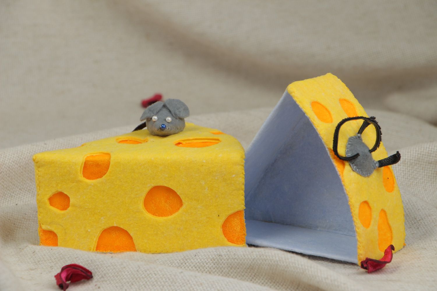 Handmade bright children's jewelry box sewn of felt piece of cheese with mouse photo 5