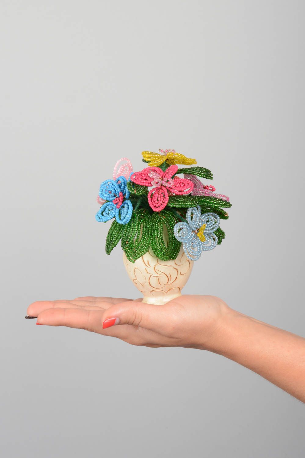 Оригинальная ваза с цветами из бисера ручной работы красивая декор для дома фото 5