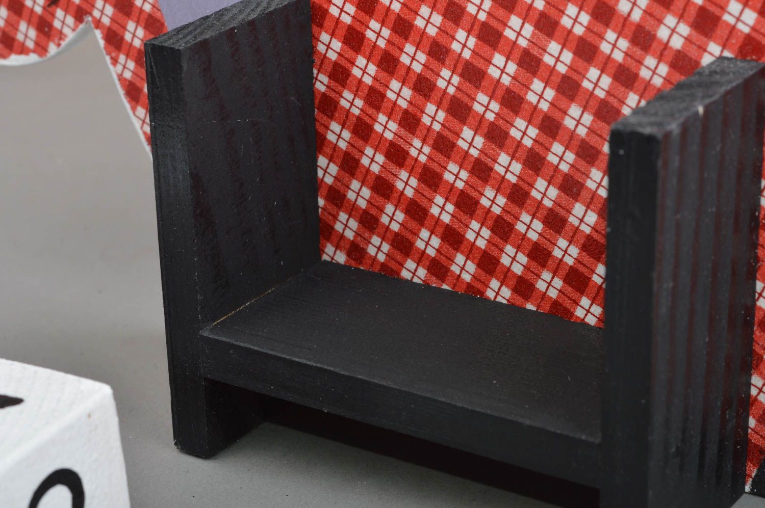 Schöner gepunkteter roter handmade Tischkalender aus Holz Lamm mit Muster foto 5